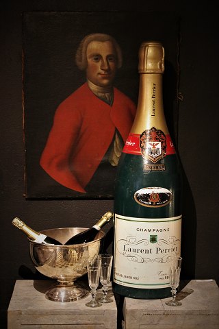 Gammel kæmpe reklame champagne flaske i glasfiber fra champagnefirmaet Laurent Perrier. H: 1 meter.