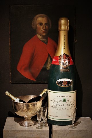 Gammel kæmpe reklame champagne flaske i glasfiber fra champagnefirmaet Laurent 
Perrier. 
H: 1 meter.