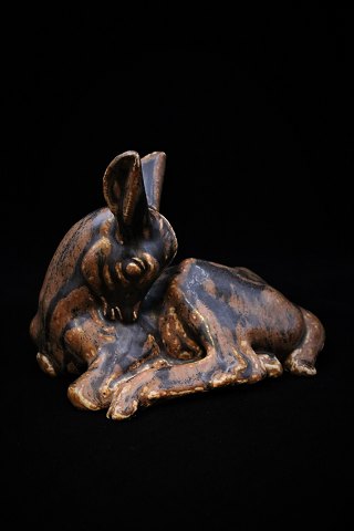 Saxbo keramik figur af liggende dådyr 
med fin brun glasur.
Design Hugo Liisberg...