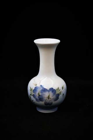 Royal Copenhagen lille vase med blomstermotiv.Højde 12cm...