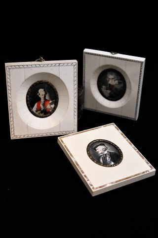 Small antique miniature paintings painted on ivory.
See each one in the extra photos...