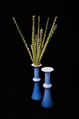 Turkisblå Carnaby glasvase fra Holmegaard glasværk til en enkelt blomst...(1 stk. haves)