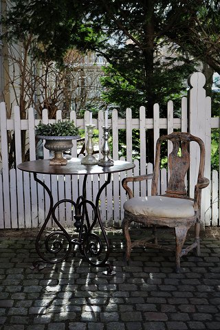 Old French round iron table in polished wrought iron with a really nice 
patina...