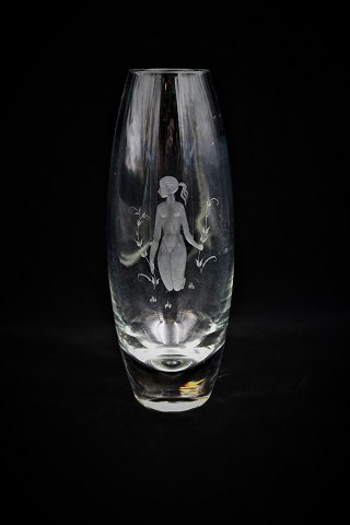 Fin Arne Bang Holmegaard glas vase med fin dekoration af kvinde på blomstermark slebet ind i vasen...