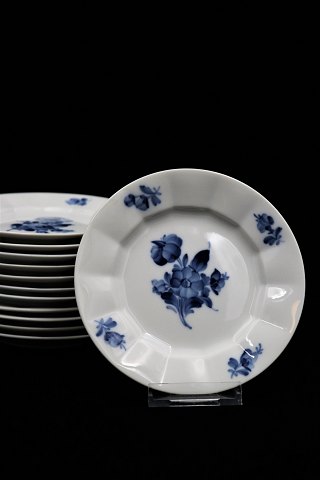 Royal Copenhagen Blue Flower Angular dessert plate. 
RC# 10/8553. 
Dia.: 15,5 cm...