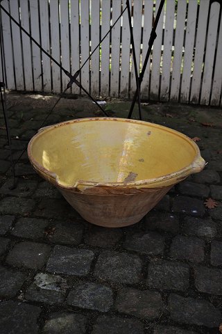 Stort 1800 tals lerfad "Tian" fra Sydfrankrig med gul glasur hældetud og hanke...Dia.:55cm.