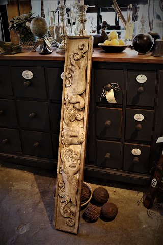 Dekorativt antikt fransk 1700 / 1800 tals træpanel i udskåret træ med lidt rest af original gammel bemaling...