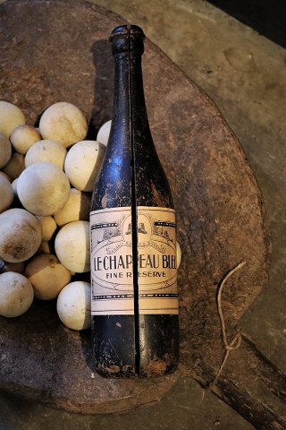 Gammel fransk vinflaske (Vinkortholder) i sortmelet træ med vin etikette og med 
en fin patina...