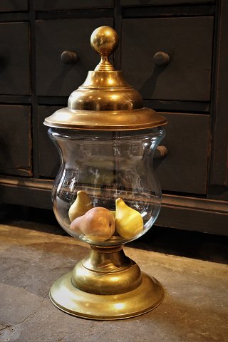 STORT , gammelt fransk bolsjeglas “pot á bonbon” i glasmed låg og fod i messing...