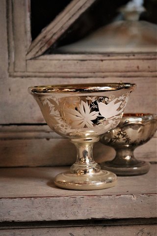 Antik , 1800 tals skål på fod i fattigmandssølv dekoreret med bladranke og fin patina...