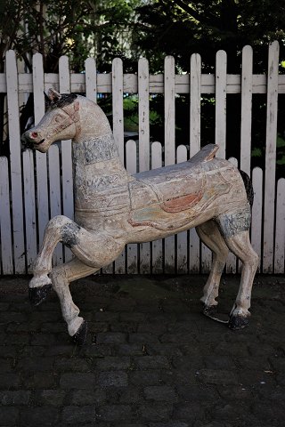 Stor , gammel fransk karrusel hest i udskåret træ med gammel original bemaling 
og fin patina...