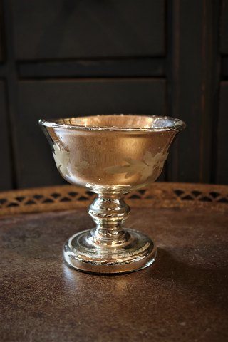 1800 tals skål på fod i fattigmandssølv / Mercury Glass med  blad dekorationer 
på siden...