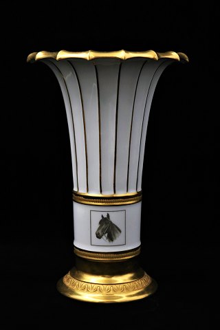 Royal Copenhagen Hetsch vase med guld dekoration , 
"Derby vasen 1973" med heste motiv på forsiden...