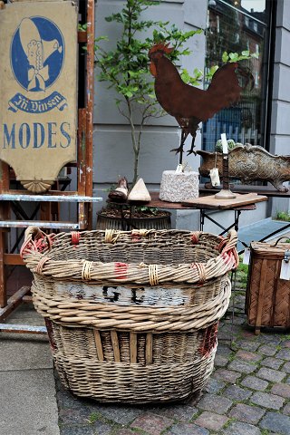 Large old French wine basket with a fine patina in strong wicker and with 
handle...