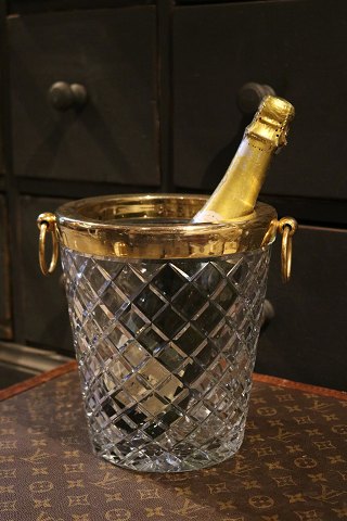 Delicious champagne / wine cooler from the 70s in crystal glass with and wide 
brass rim with handle...