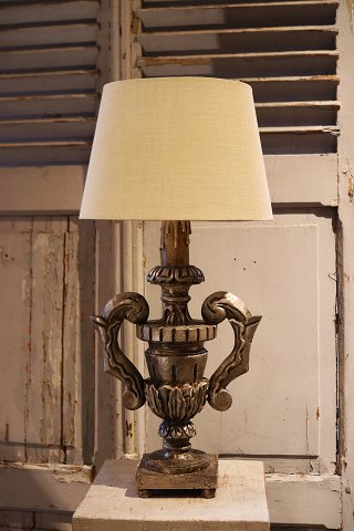 Gammel fransk bordlampe i udskåret træ med sølvbelægning på fronten og med en 
rigtig fin patina...