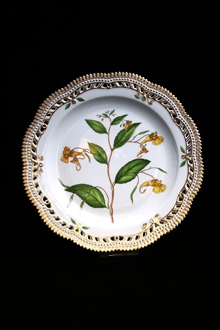 Royal Copenhagen Flora Danica dish with openwork edge. 
Diameter: 29 cm. RC#20/3574...