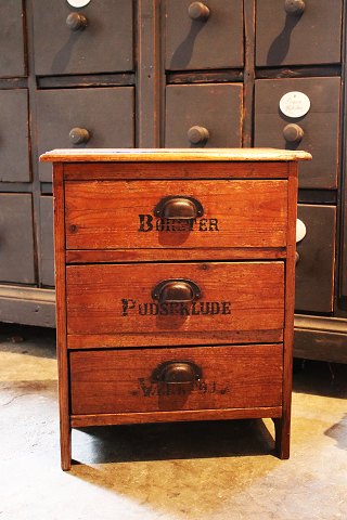 Fin lille mini kommode i træ fra omkring år 1900 med 3 skuffer...