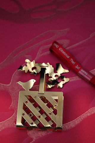Georg Jensen Christmas ornament / Christmas tree decoration in gilded metal from 
1990 in original box.