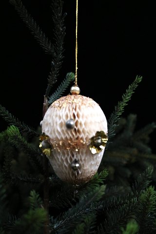 Gammelt juletræspynt fra omkring 1930 i form af kugle i papir , små glas  kugler 
, metal og guldstøv...