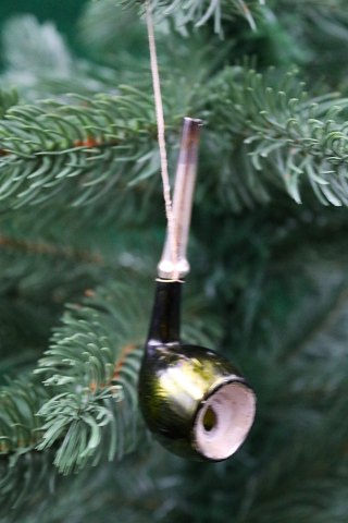 Gammel glas julepynt fra 1930 i form af pibe. 
L: 8,5cm.