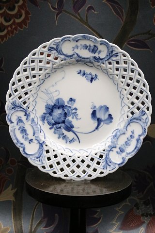 Royal Copenhagen , Blå Blomst svejfet tallerken / fad med gennembrudt kant. 
10/1636...