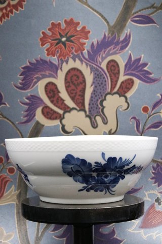Royal Copenhagen, Blue Flower Braided Salad Bowl.
RC# 10/8065...
