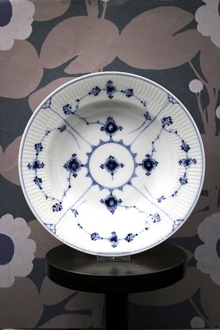 Blue Fluted, Plain deep plate from Royal Copenhagen.
RC# 1/165. 
Dia.: 24cm.