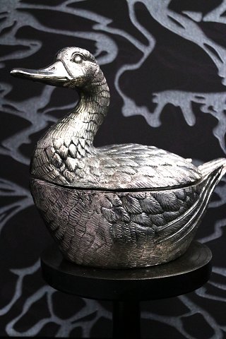 Delicious Italian ice bucket designed by Mauro Manetti in the shape of a duck in 
silver-plated pewter from the 60s...