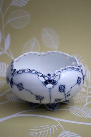 Sjælden Royal Copenhagen Musselmalet Helblonde buketholder.
1/1044.