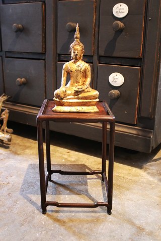 Gammel japansk blomsterstand / vasestander / display / piedestal til vase i 
mørkt træ. H: 29cm.
