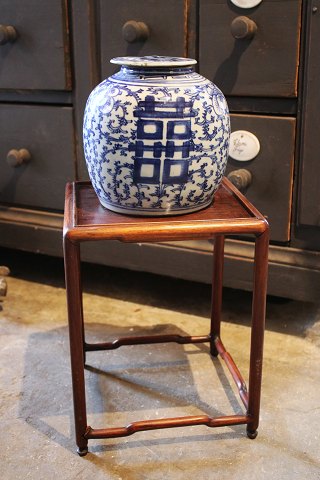 Gammel japansk blomsterstand / vasestander / display / piedestal til vase i 
mørkt træ. H: 32cm.