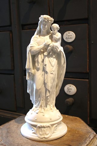 Fin , gammel Madonna figur med Jesusbarnet på armen i hvid porcelæn med mange 
fine detaljer.