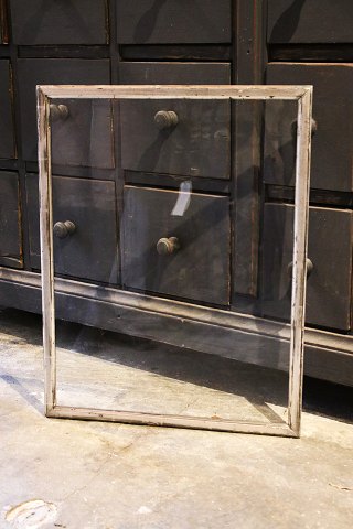 Stor fransk 1800 tals sølv ramme med gammelt glas og fin patina.
Yder mål : 59x46cm.