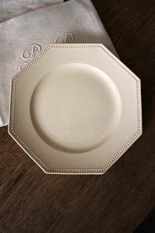 Gamle franske 8 kantet cremefarvet fajance middagstallerkner 
(Sarreguemines)...
