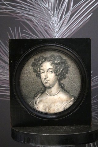 Antikt , lille gravur af Dronning Maria Stuart af Skotland 1542-67. i gammel 
sortmalet træ ramme...