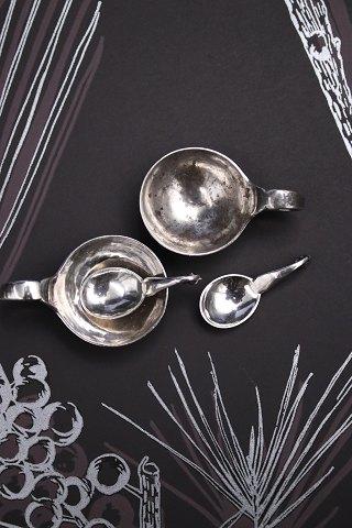 Et par små Georg Jensen saltkar med ske i sterlingsølv med hank...