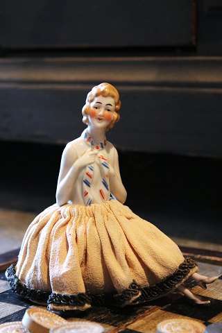 Dekorativ, gammel halvdukke i porcelæn fra 30érne med fint stof kjole...