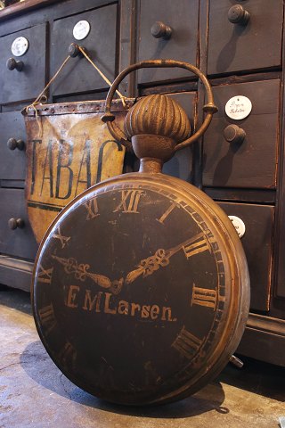 Dekorativt 1800 tals udhængsskilt fra en urmager butik i form af gammelt lommeur 
i kobber med gammel bemaling...