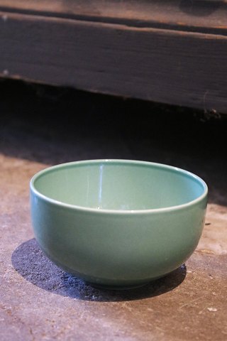 Royal Copenhagen 4 All Seasons fajance skål med grøn glasur designet ag Grethe 
Meyer. No.571...