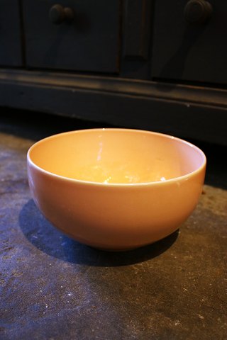 Royal Copenhagen 4 All Seasons fajance skål med rosa glasur 
designet af Grethe Meyer. No. 578...