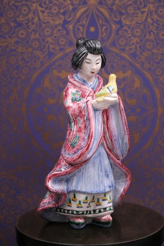 Hjorth keramik af ung asiatisk kvinde med due med fin glasur.
Sign. L. Hjorth nr. 531.