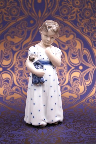 Royal Copenhagen porcelæns figur af lille pige med dukke på armen...