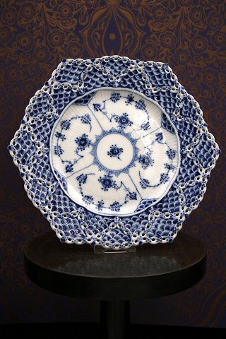 Royal Copenhagen , Musselmalet Helblonde flad tallerken med skelkant.
1/1094...