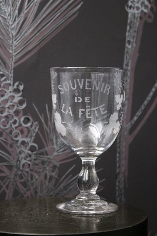 Gammelt Fransk souvenir vinglas med graveret skrift 
og dekorationer. "Souvenir de la feté"
