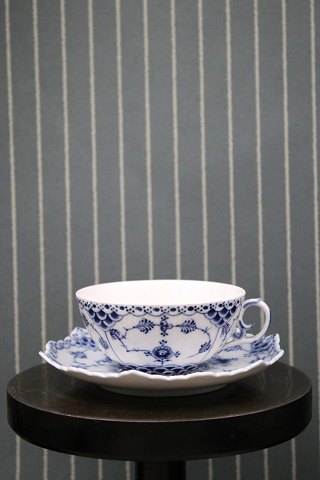 Royal Copenhagen , Musselmalet Helblonde tekop.
RC# 1/1130...