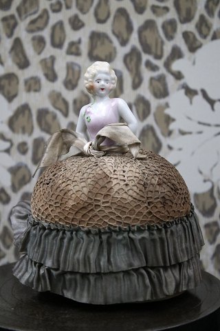 Dekorativ, gammel halvdukke i porcelæn 30érne med fint stof kjole. (Nålepude)...