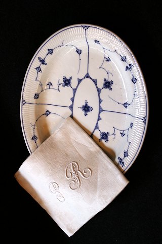Royal Copenhagen , stort Musselmalet Riflet ovalt fad.
RC# 1/100.
År 1893-1900...