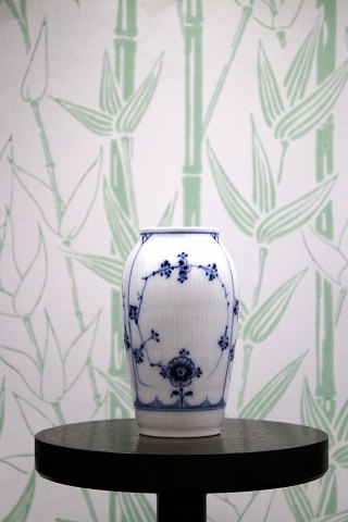 Royal Copenhagen , Musselmalet Riflet vase.
RC# 1/383.
1898-1923...