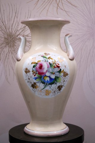 Antik , 1800 tals vase fra Bing & Grøndahl med hanke og bemalet 
blomstermotiver...
